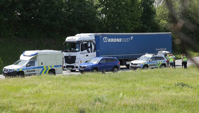 Při tragické nehodě na dálnici D8 u Lukavce zemřeli dva lidé