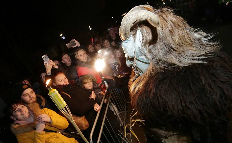 V Radovesicích spojili rozsvícení vánočního stromu s Krampus show.