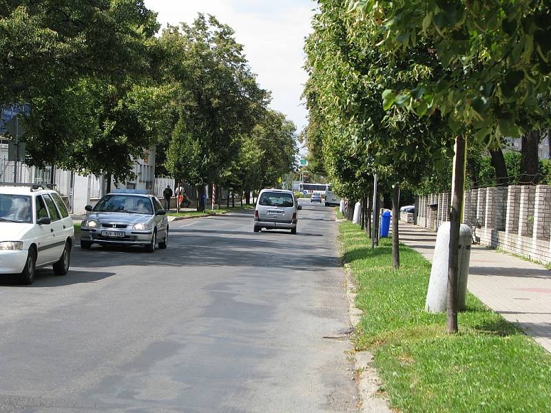 POHLED NA ALEJ 17. listopadu v Roudnici ukazuje, že se nepracuje. Město nemá peníze, čeká na nějakou dotaci.