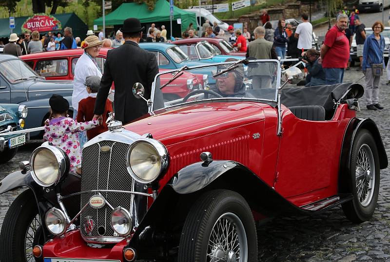 V Roudnici nad Labem proběhl v sobotu sraz veteránů a stylová módní přehlídka.