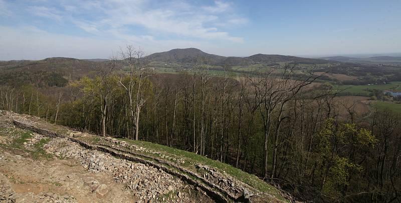 Zřícenina středověkého hradu Kalich u Třebušína na Litoměřicku