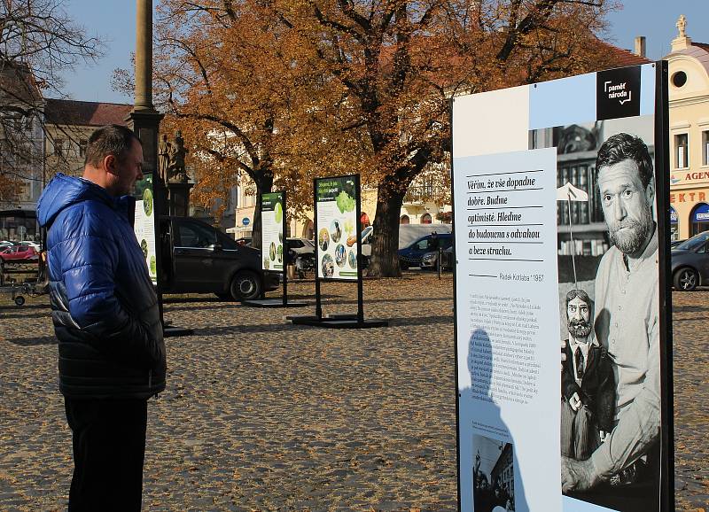 Výstava Paměti národa na Mírovém náměstí v Litoměřicích.