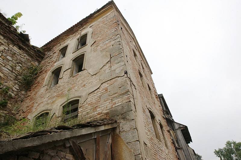 NA ODPIS. V havarijním stavu je střecha pivovaru, štít i krovy. Do objektu zatéká, dřevo uvnitř ohrožuje dřevomorka a hniloba. Takto o nynějším stavu budovy hovoří zpráva památkářů.