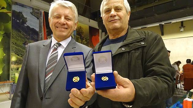 Zlatý kříž za 80 odběrů byl předán například Františku Pickovi z Lovosic (vlevo) a Otu Volákovi z Chotěšova.