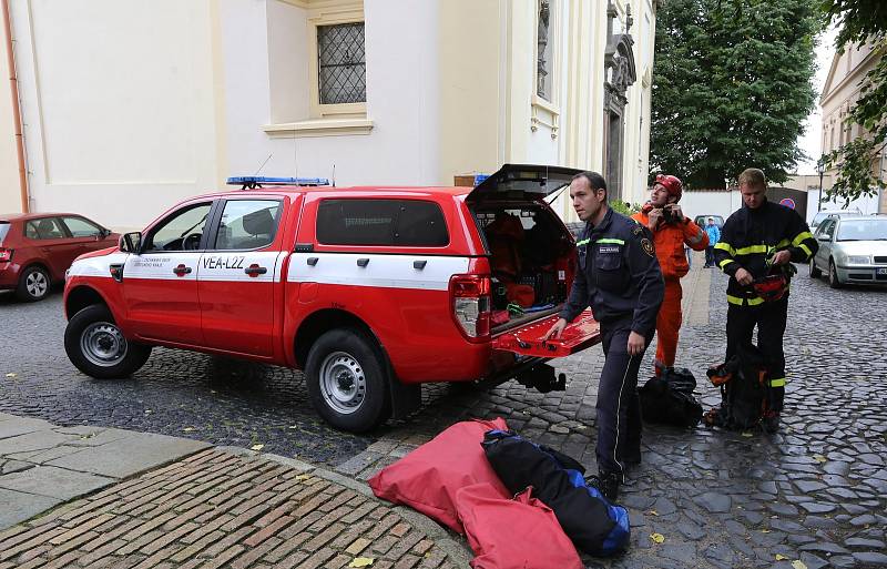 Litoměřičtí profesionální hasiči si vyzkoušeli transport zraněné osoby v bezvědomí z vyhlídkové věže na biskupství v Litoměřicích.