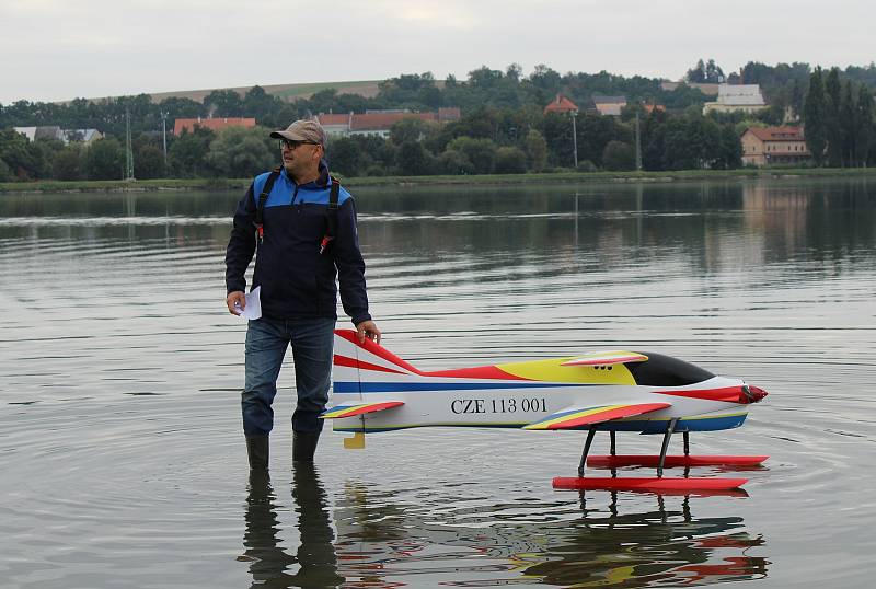 Na druhé pláži jezera Chmelař se o víkendu konal 21. ročník Úštěckého poháru RC modelů hydroplánů.