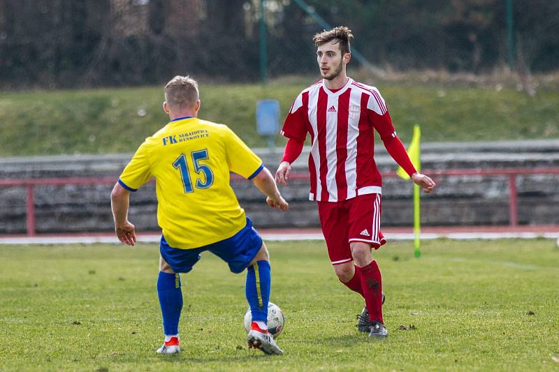 Divizní duel Neratovice - Brozany (v pruhovaném).