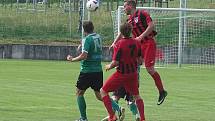 Pokratice (v zeleném) porazily v posledním kole Úštěk 8:4 a oslavily postup do kraje.