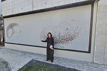 Umělkyně Lenka Kahuda Klokočková u svého díla, které otevírá litoměřickou galerii na zdi.