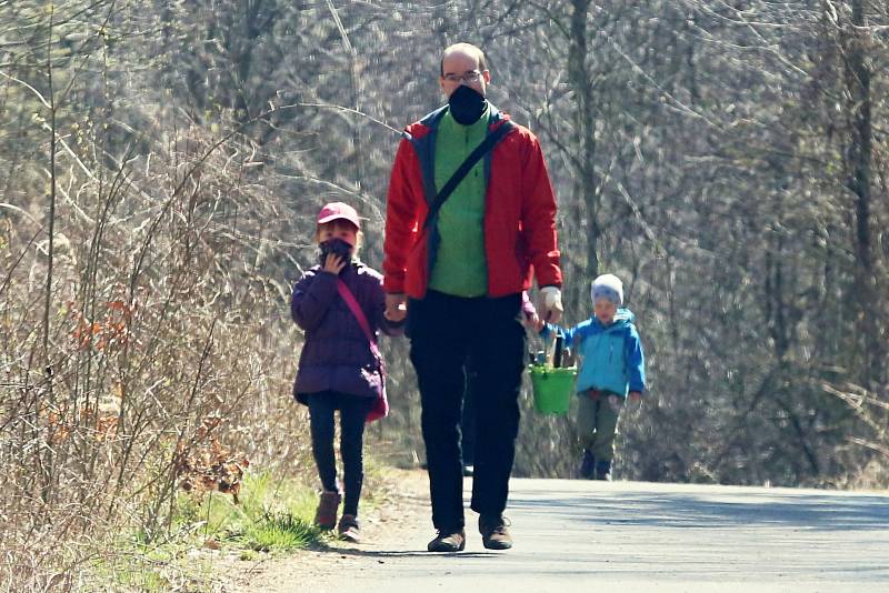 Pěkné počasí vylákalo spoustu lidí na procházku v Českém středohoří