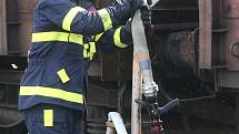 Požár několika vagonů s naloženým dřevem likvidovali hasiči v sobotu odpoledne na nádraží Hněvice na Litoměřicku.