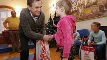 Městský úřad Litoměřice naděloval vánoční dárky dětem z místního Klokánku