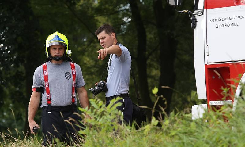 Na Labi v Lovosicích hasiči stavěli norné stěny