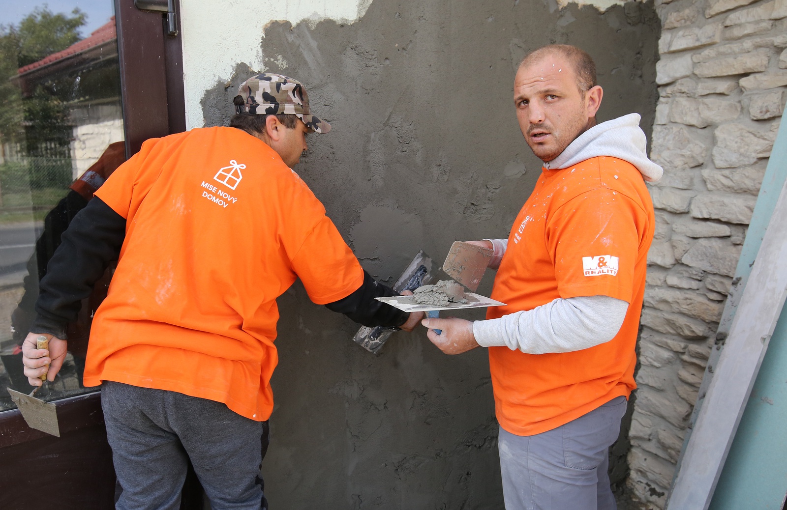 FOTO: Muž z Nučnice se dostal do nesnází. Spojili se a opravují mu dům -  Litoměřický deník
