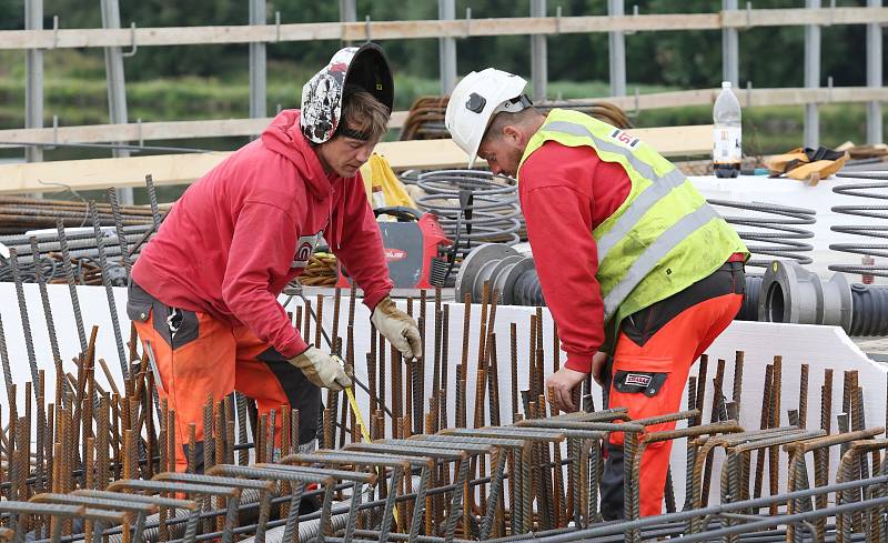 Dělníci pracují na rekonstrukci mostu ve Štětí