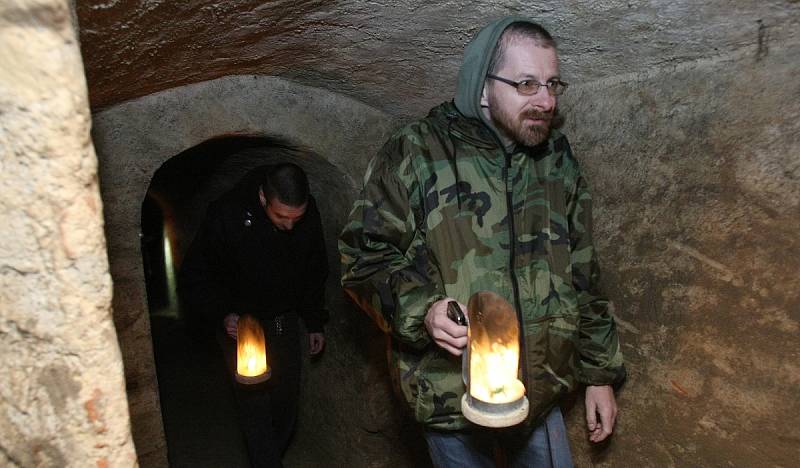 První prohlídky podzemních chodeb v Terezíně v letošním roce.