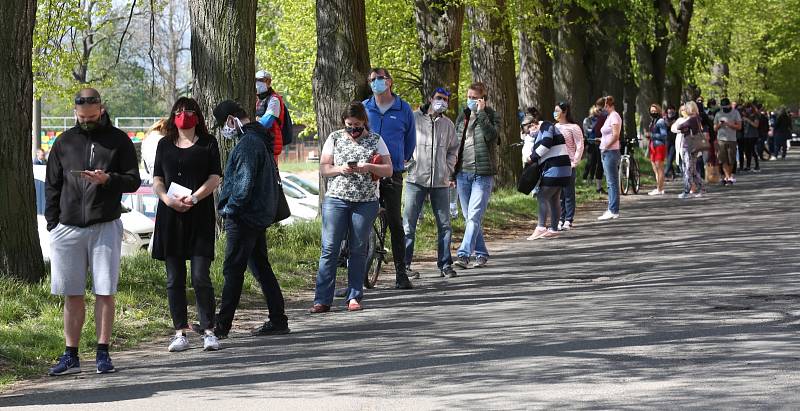 Testování dobrovolníků na koronavirus v Litoměřicích