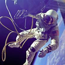 V červenci 1965 se Edward H. White jako první Američan dostal do volného kosmu. Strávil zde 23 minut.