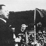 Vůdce SdP Konrad Henlein na shromáždění strany v Karlových Varech v roce 1937