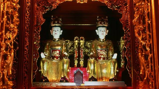 Sochy sester Trung ve vietnamském chrámu