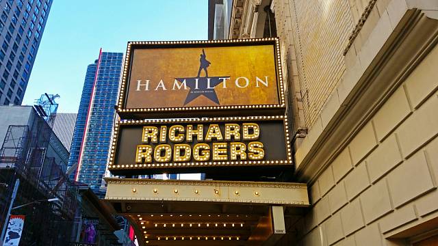 V divadle Richard Rodgers na Broadwayi je Hamilton permanentně vyprodaný. Na černém trhu se prý vstupenky prodávají za osm tisíc dolarů.