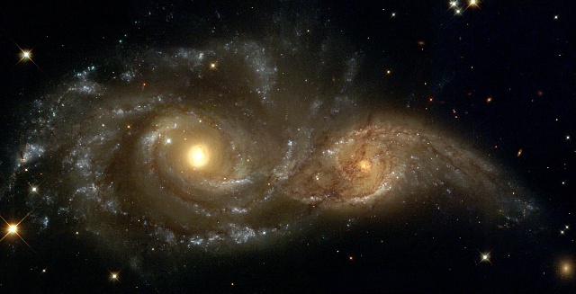 Vlevo galaxie NGC 2207, vpravo IC 2163. Fotku pořídil v roce 1999 Hubbleův vesmírný teleskop.