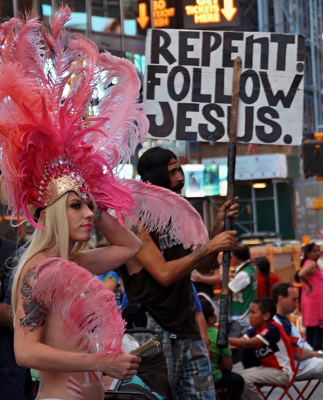 Konzum a religiozita v USA, Times Square, New York