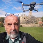 Jan A. Novák s dronem před Okoří - hradem s údajnými tajemnými podzemními chodbami a ukrytým pokladem