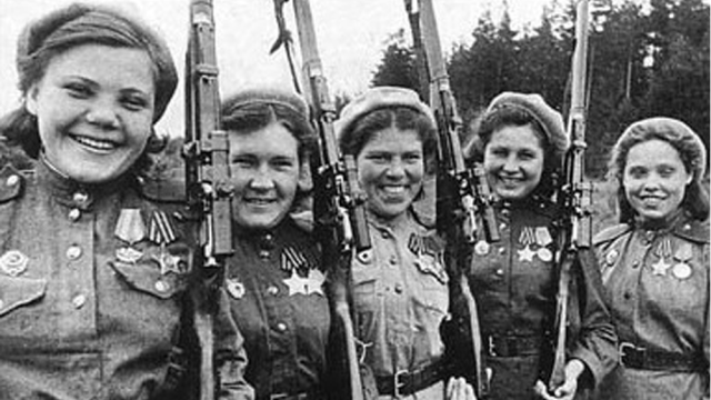 Nina Lobkovská (vlevo) s kamarádkami odstřelovačkami