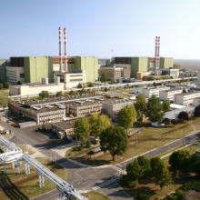 Pohled na starší bloky jaderné elektrárny Paks v Maďarsku. Do 10 let k nim mají přibýt dva nové.