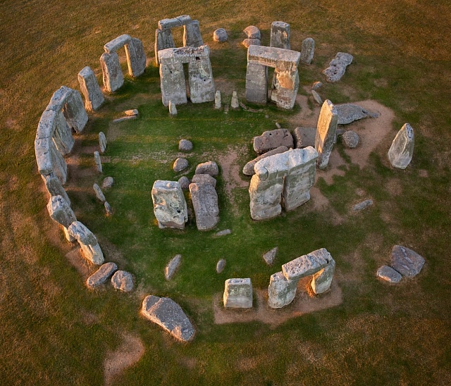 Megalitický monument Stonehenge je přehledný a pravidelný.