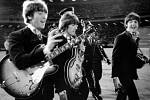 The Beatles přicházejí na pódium při svém poslendím koncertu v San Franciscu v roce 1966.