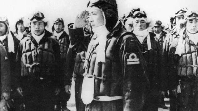 Piloti kamikaze zpočátku dobrovolníci, později byli mladí muži ke vstupu do sebevražedné jednotky vybízeni.