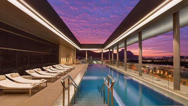 Nejvýše hodnocený hotel Hilton Barra se honosí střešním bazénem.