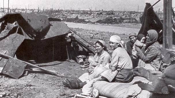 U Stalingradu - lidé v přístřešcích 1944