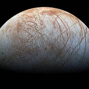 Povrch měsíce Europa je protkaný četnými krátery.