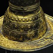 Jeden ze čtyř zlatých klobouků z doby bronzové.
