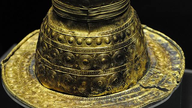 Jeden ze čtyř zlatých klobouků z doby bronzové.