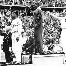 Vítězný americký atlet Jesse Owens
