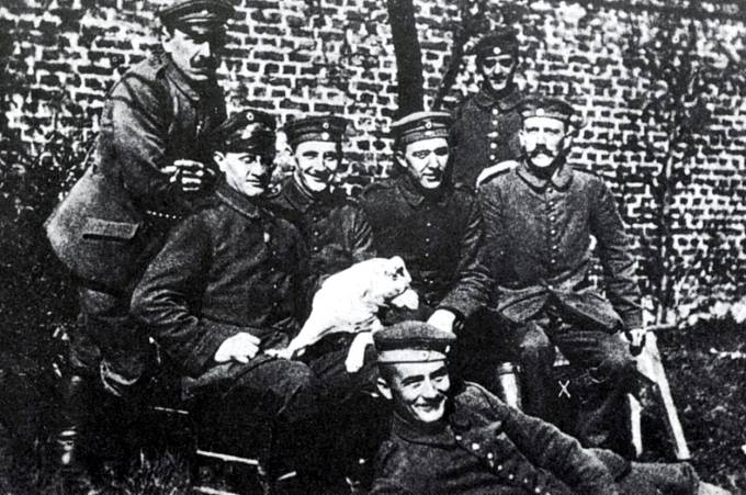 Adolf Hitler (zcela vpravo) za 1. světové války nosil tradiční pruský knír.