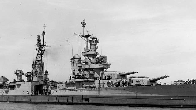 Těžký křižník USS Indianapolis v roce 1945