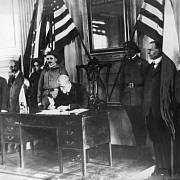 G.G.Masaryk podepisuje v americké Filadelfii 26. října 1918 deklaraci o svobodě a principech spolupráce