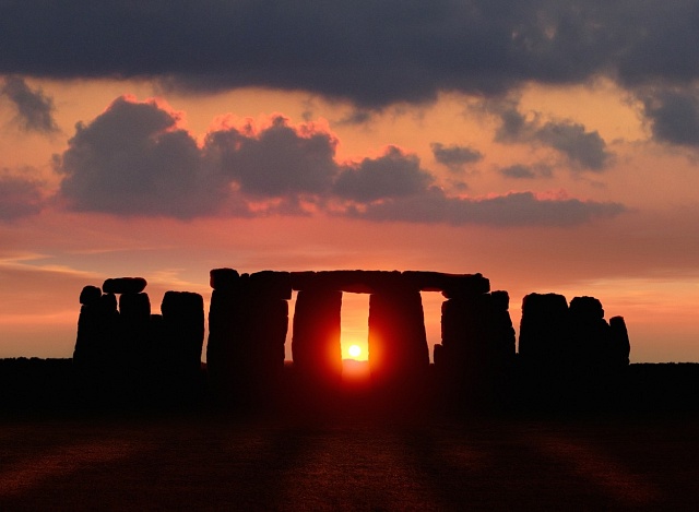 Stonehenge rozdělený osami a zrcadlově souměrný.