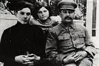 Stalin se synem Vasilijem a dcerou Světlanou