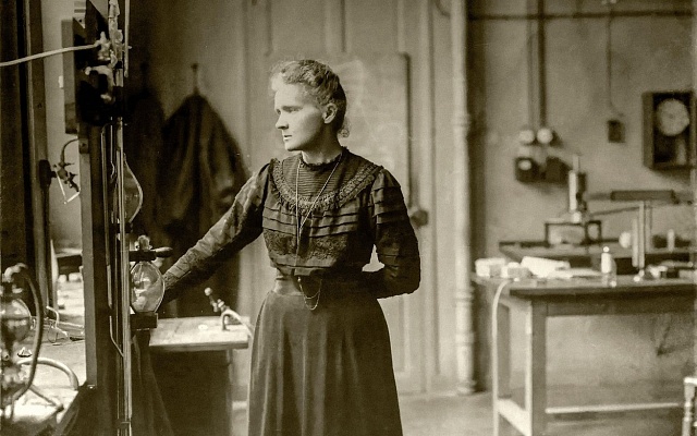 Marie Curie-Sklodowská ve své laboratoři