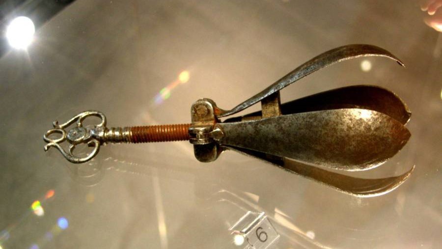 Dotyk - Hruška: Nenápadný předmět byl jedním z nejhorších mučících nástrojů  novověku