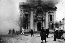Vypálená synagoga ve Svitavách během křišťálové noci.