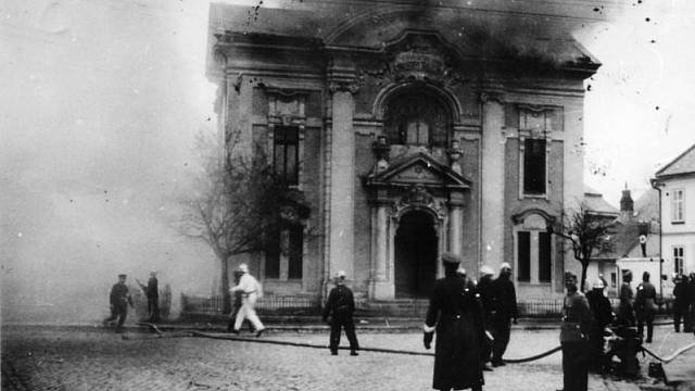 Vypálená synagoga ve Svitavách během křišťálové noci.