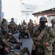 Čeští představitelé amerického výsadkového pluku na oslavách vylodění v Normandii
