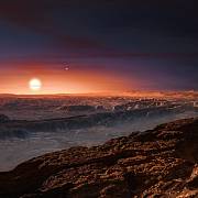 Umělecká představa povrchu Proximy Centauri b. V pozadí, vpravo nahoře od Proximy, je vidět binární systém Alfa Centauri AB.